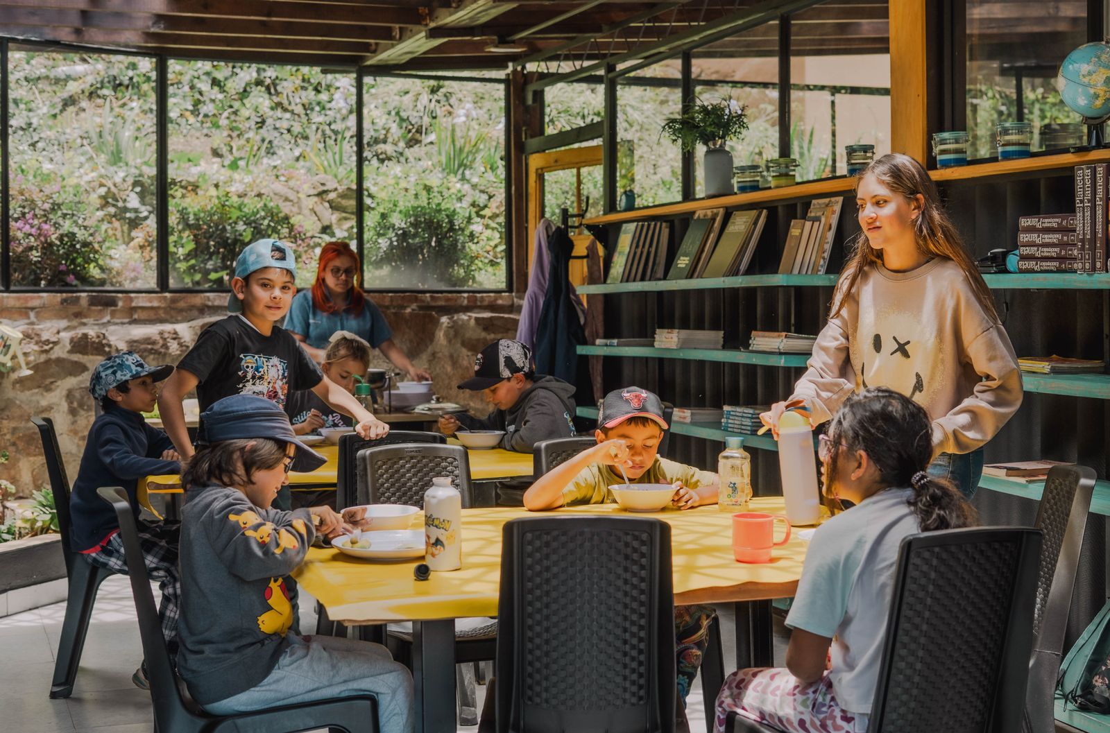 Estudiantes comparten el almuerzo