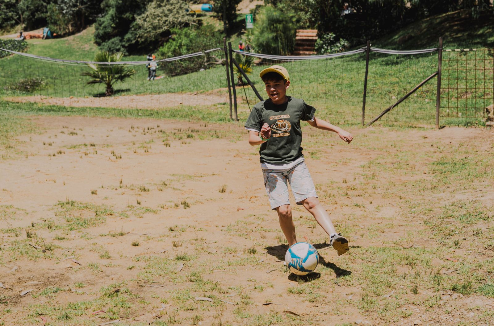 Un niño juega fútbol en el campo
